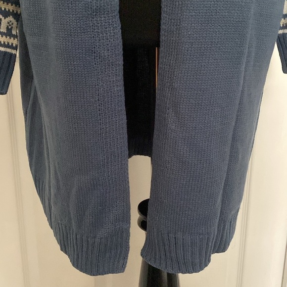 Blue Long Cardigan Sweater w Fair Isle Print in White & Cream on Sleeves L NWOT - Picture 3 of 9